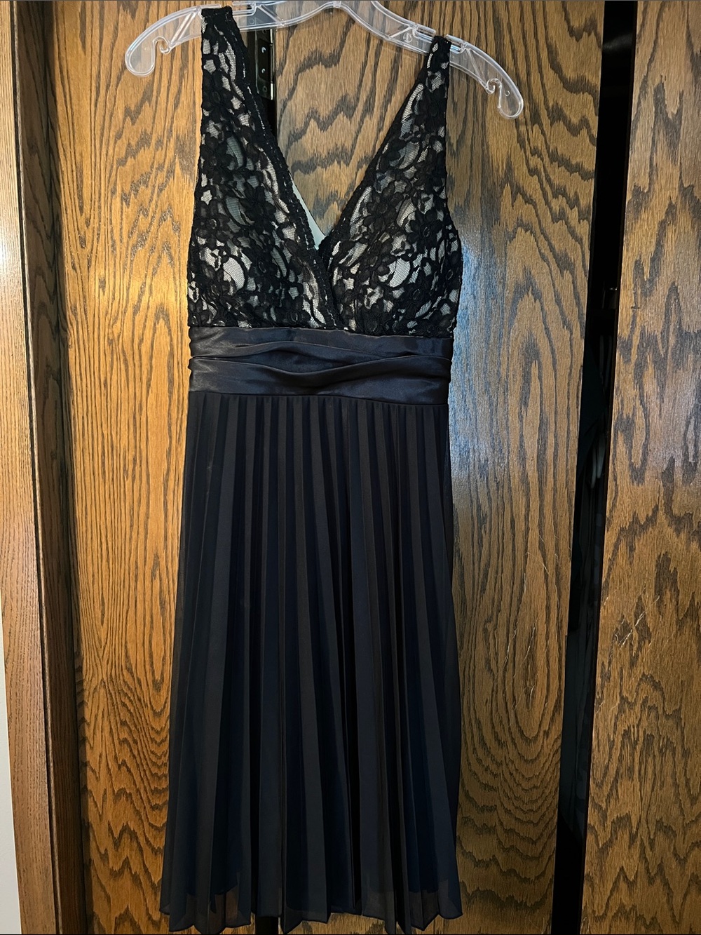 Elegant Black Lace V-Neck Pleated Cocktail Dress